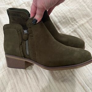9.5w olive color bootie